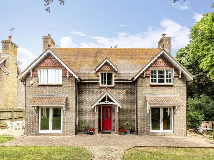 Large Coastal Cottage, Private Indoor Pool, Hut Tub, Sauna And Steam Pod Holiday home Weymouth