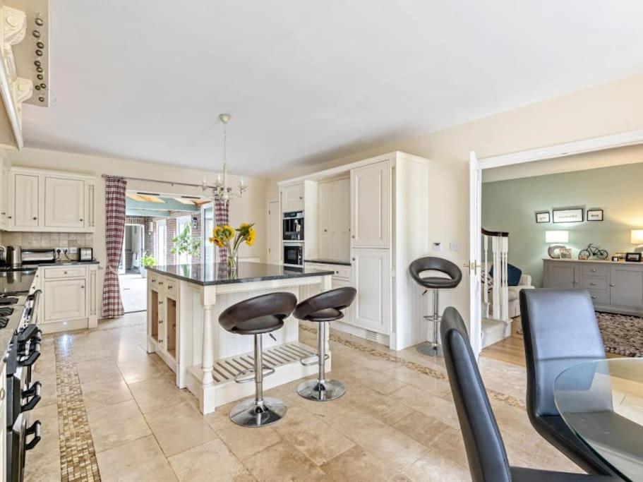 Large Coastal Cottage, Private Indoor Pool, Hut Tub, Sauna And Steam Pod Holiday home *
