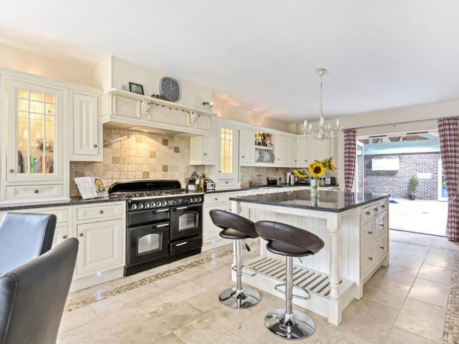 Large Coastal Cottage, Private Indoor Pool, Hut Tub, Sauna And Steam Pod * Weymouth