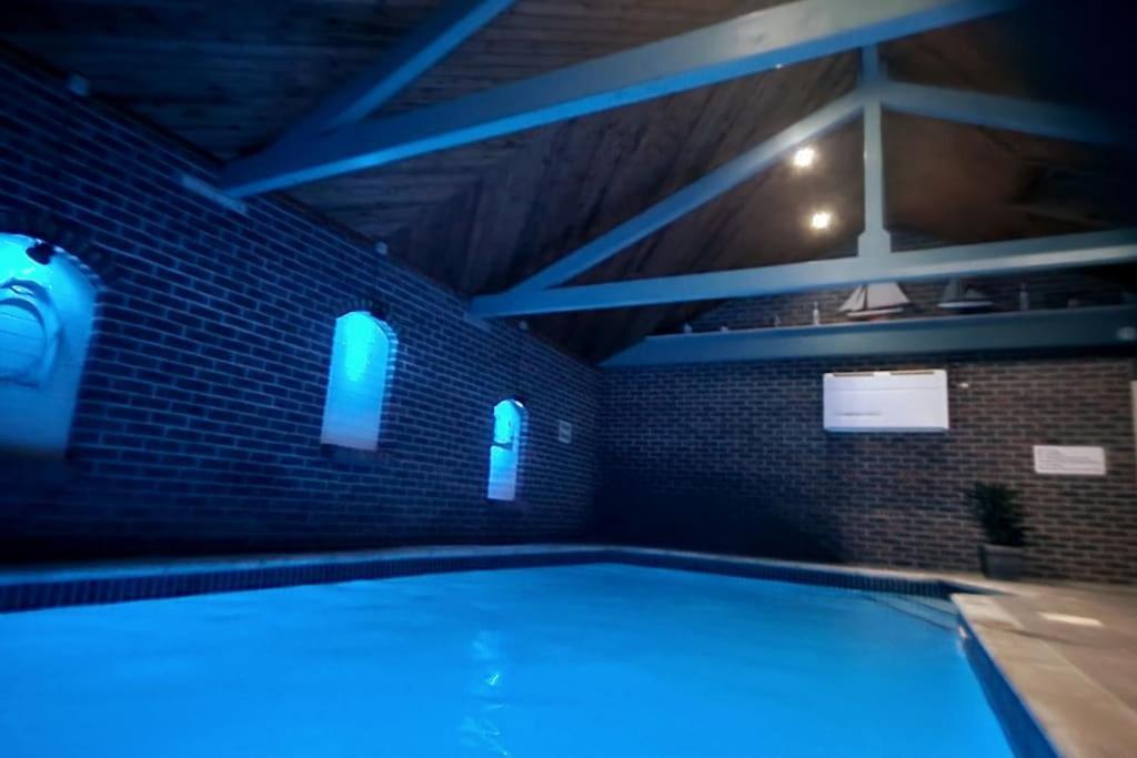 Large Coastal Cottage, Private Indoor Pool, Hut Tub, Sauna And Steam Pod